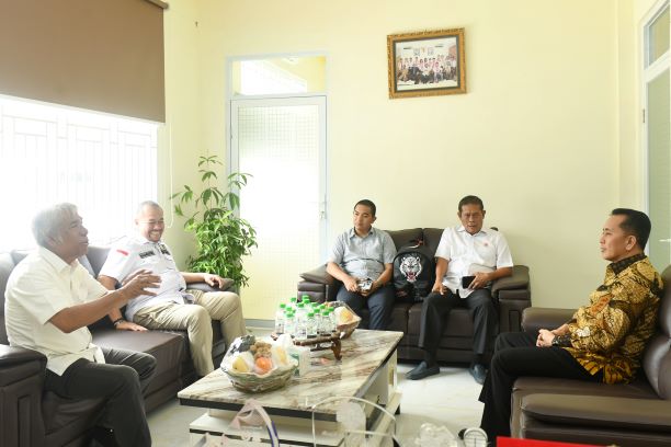 Ketua KONI Sumut, John Ismadi Lubis, paparkan kesiapan PON kepada Pj Gubsu