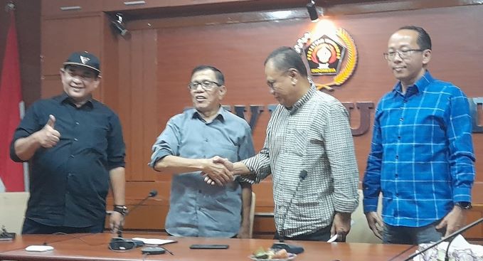 Ketua PWI Pusat, Hendry Ch Bangun & Ketua DK, Sasongko Tedjo, saat bersalaman