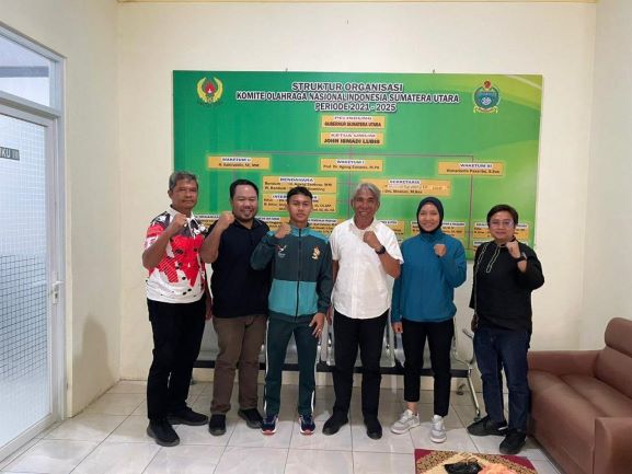 Ketum KONI Sumut, John Ismadi Lubis, lepas atlet squash berlatih ke Malaysia