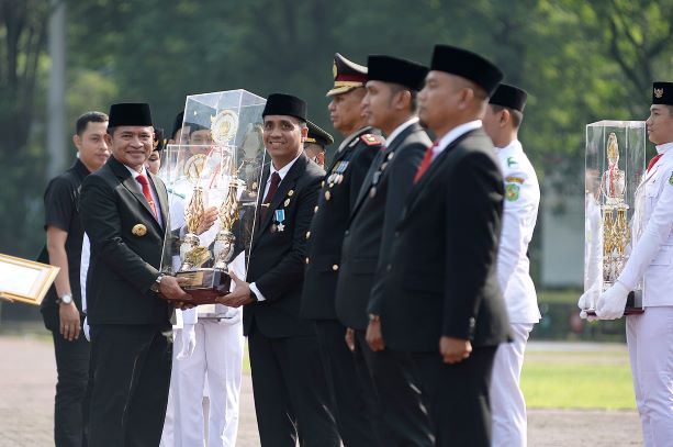 Pj Gubernur Sumut, Hassanudin, serahkan tunggul kecamatan terbaik kepada Kecamatan Medan Johor
