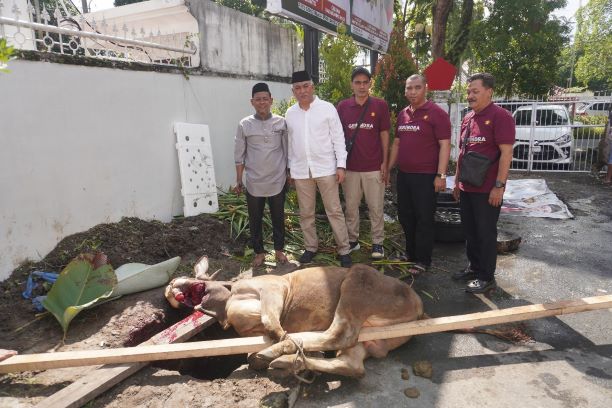 Wakil-Ketua-Gerindra-Sumut-Harun-Mustafa-Nasution-saksikan-penyembelihan-hewan-kurban