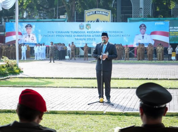 Wali Kota Medan, Bobby Nasution, pada upacara penyerahan tunggul kecamatan terbaik