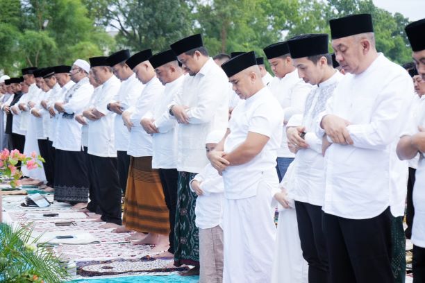 Wali Kota Medan, Bobby Nasution, sholat Idul Adha di Lapangan Tasbih 1