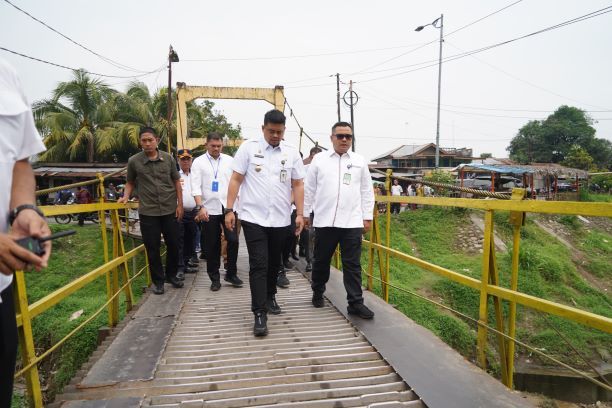 Wali Kota Medan, Bobby Nasution, tinjau jembatan gantung Kota Bangun