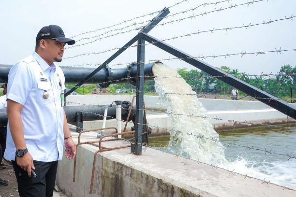 Wali Kota Medan, Bobby Nasution, tinjau kolam retensi di Medan Labuhan