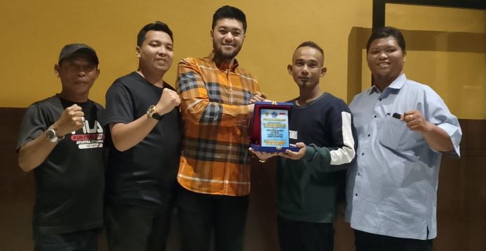 El Adrian Shah Terima Penghargaan Tokoh Pemuda Inspiratif Kota Medan