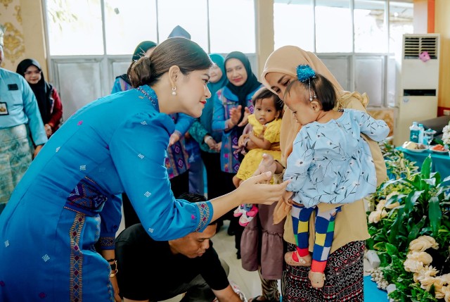 Kahiyang Ayu beri makanan tambahan kepada balita di Marelan