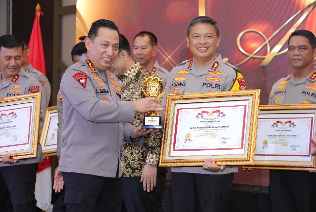 Kapolda Sumut terima penghargaan Kompolnas Award dari Kapolri