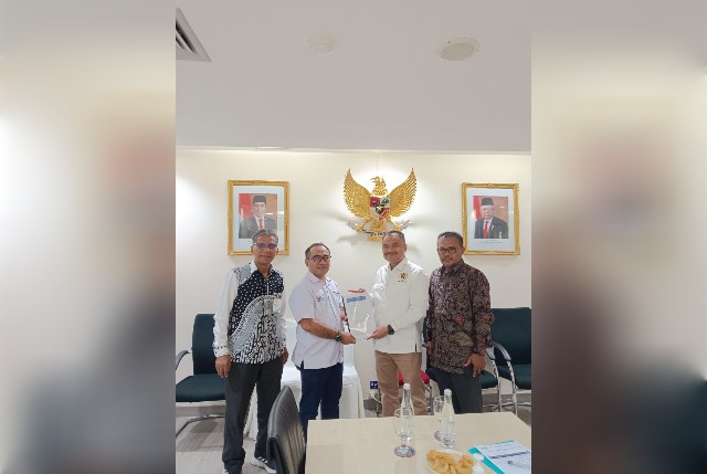 Ketua PWI Sumut, Farianda Putra Sinik, serahkan pelepasan aset ke Kemeneg BUMN