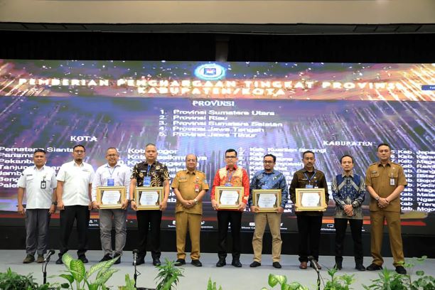 Pemprov Sumut terima penghargaan dari Mendagri