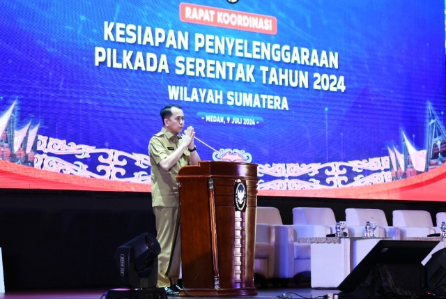 Pj Gubernur Sumut, Agus Fatoni, pada Rakor kesiapan Pilkada di Medan