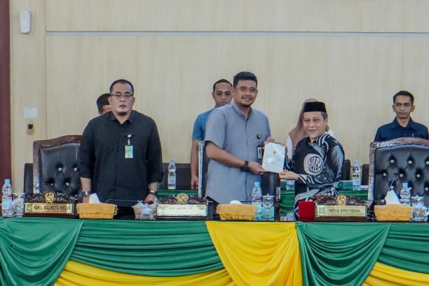 Wali Kota Medan, Bobby Nasution, menerima Perda inisiatif DPRD Medan