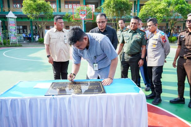 Wali Kota Medan, Bobby Nasution, teken prasasti peresmian lapangan basket SMPN 1 Medan
