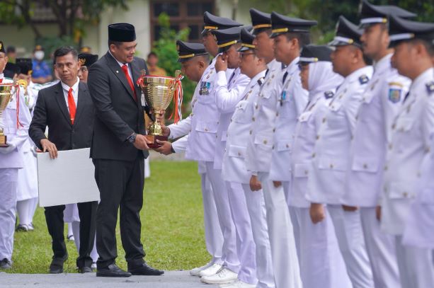 Wali Kota Medan,Bobby Nasution, beri penghargaan pada HUT Kota Medan ke 434