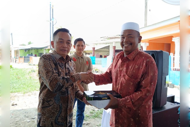 Anggota DPRD Medan fraksi PAN, Sudari, berikan souvenis usai gelaran Sosper VIII TA 2024 di GM 2