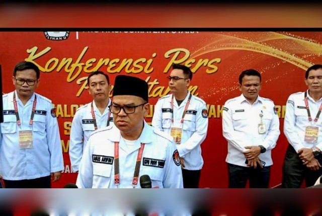 KPU Sumut beri keterangan kepada wartawan usai pendaftaran Paslon