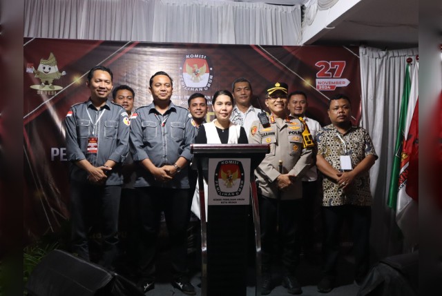 Ketua KPU Medan, Mutia Atiqah, beri keterangan kepada wartawan