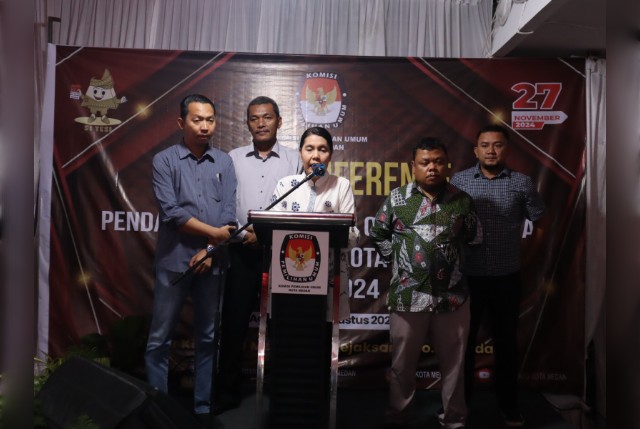 Ketua KPU Medan, Mutia Atiqah, beri keterangan kepada wartawan