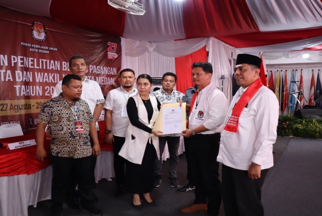 Pasangan Berani daftar ke KPU Medan