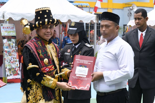 Pj Gubsu, Agus Fatoni, serahkan surat remisi kepada napi di Medan
