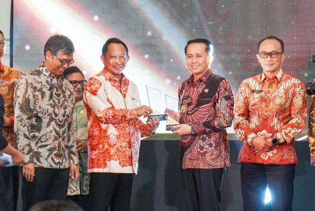 Pj Gubsu, Agus Fatoni, terima penghargaan dari Mendagri