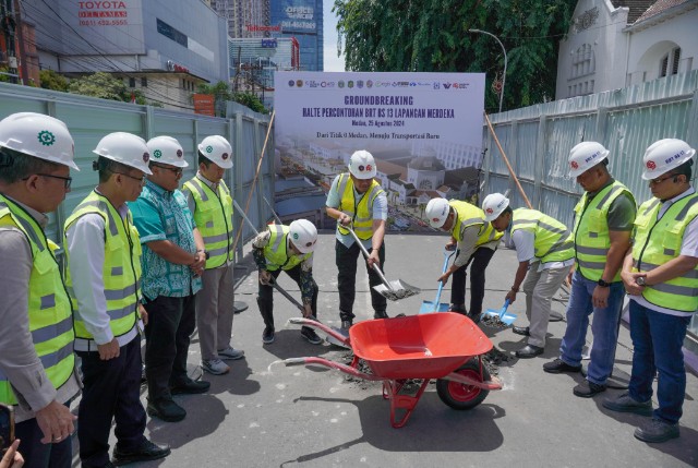 Wali Kota Medan, Bobby Nasution, pada pembangunan halte BRT