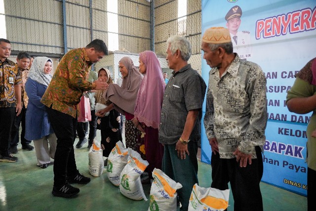 Wali Kota Medan, Bobby Nasution, serahkan bantuan kepada warga di Marelan