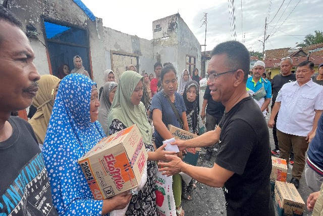 Zakiyudin Harahap beri bantuan korban kebakaran di Medan