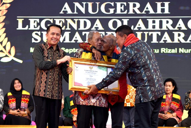Pj Gubsu, Agus Fatoni, beri penghargaan legenda atlet Sumut