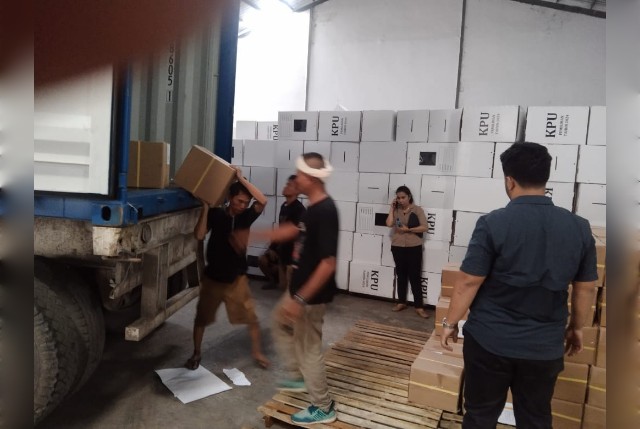 Ketua KPU Medan, Mutia Atiqah, terima surat suara Pilkada Medan