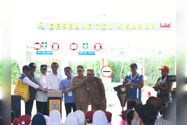 Presiden Jokowi teken prasasti resmikan gerbang tol Kisaran