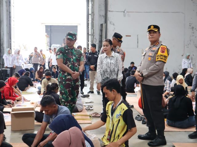 Ketua KPU Medan lihat penyortiran surat suara