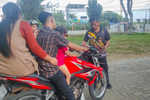 Petugas Taman Cadika periksa kelengkapan kenderaan pengunjung