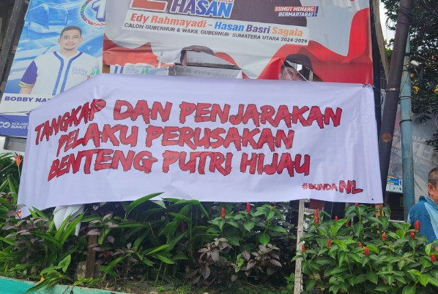 Spanduk tangkap perusak Benteng Putri Hijau