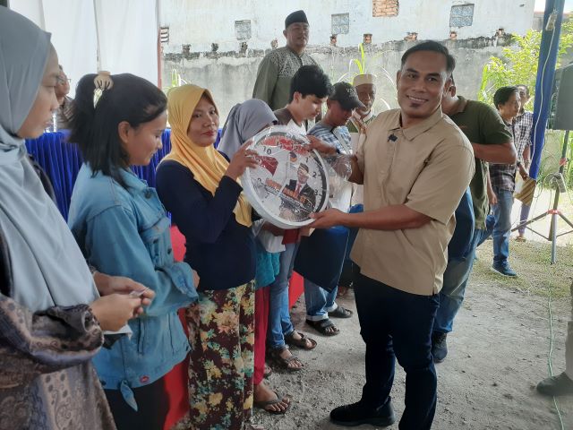 Anggota DPRD Medan Fraksi NasDem, Saipul Bahri, beri cinderamata usai gelaran Sosper XII TA 2024 di Marelan