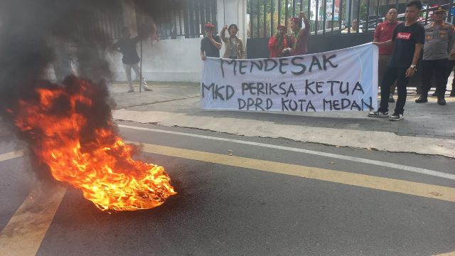 Massa PMKRI unjuk rasa di DPRD Kota Medan