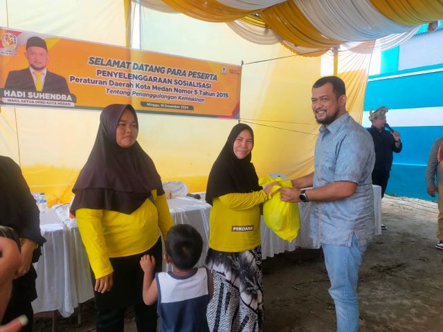 Wakil Ketua DPRD Medan, Hadi Suhendra, berikan souvenir usai Sosper XII TA 2024