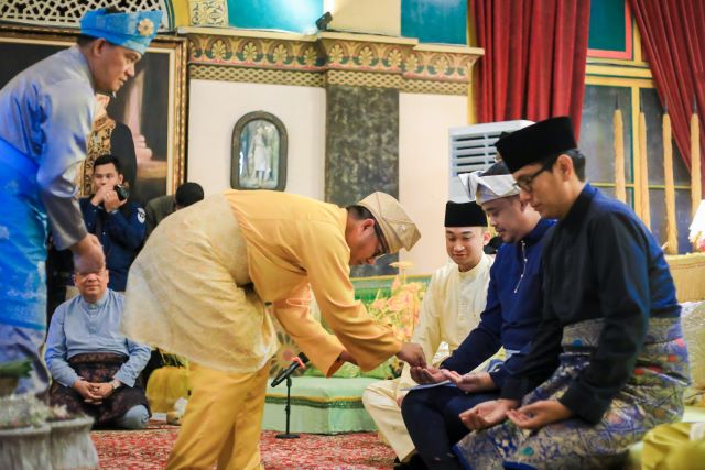 Wali Kota Medan, Bobby Nasution, di tepung tawari Sultan Deli