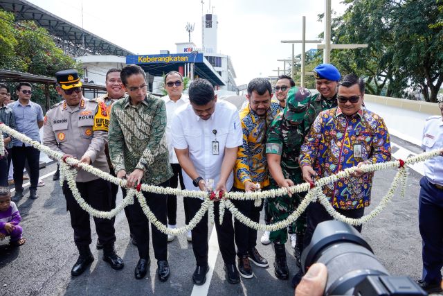 Wali Kota Medan, Bobby Nasution, gunting pita persemian overpass Jalan Stasiun