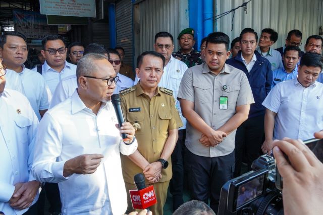 Menko Pangan, Zulkifli Hasan, beri keterangan usai tinjau Pasar Sikambing