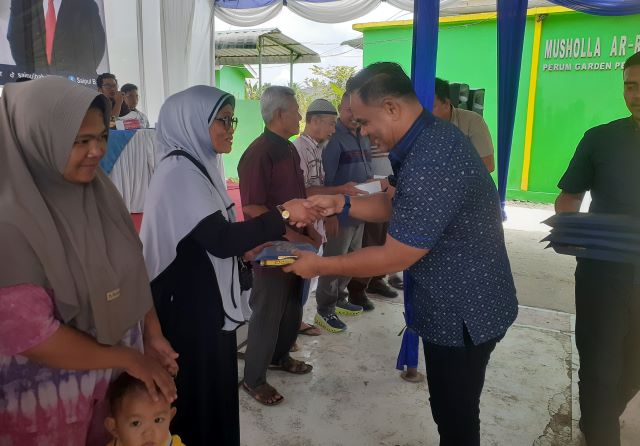 Anggota DPRD Medan Fraksi NasDem, Saipul Bahri, berikan souvenis usai Reses 2 TA 2025 di Marelan (1)