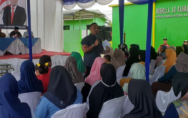 Anggota DPRD Medan Fraksi NasDem, Saipul Bahri, berikan souvenis usai Reses 2 TA 2025 di Marelan 4
