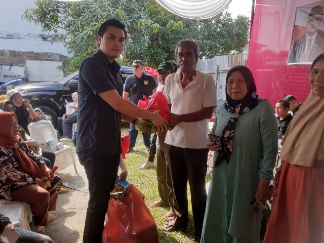 Anggota DPRD Medan Fraksi PSI, Reinhart Jeremy Anindhita, berikan souvenir saat Reses II Masa Sidang II TA 2025 di Medan Tembung