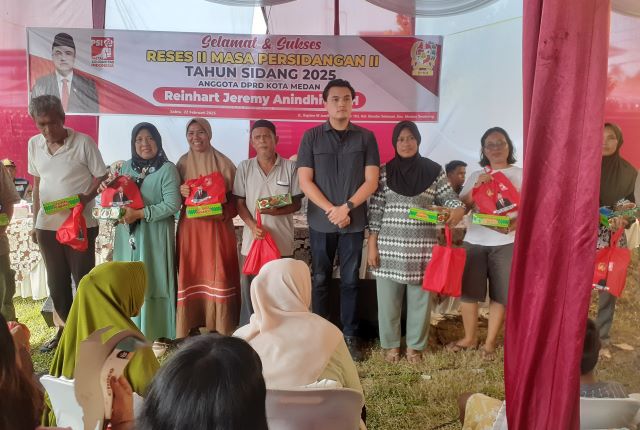Anggota DPRD Medan Fraksi PSI, Reinhart Jeremy Anindhita, foto bersama usai Reses II Masa Sidang II TA 2025 di Medan Tembung