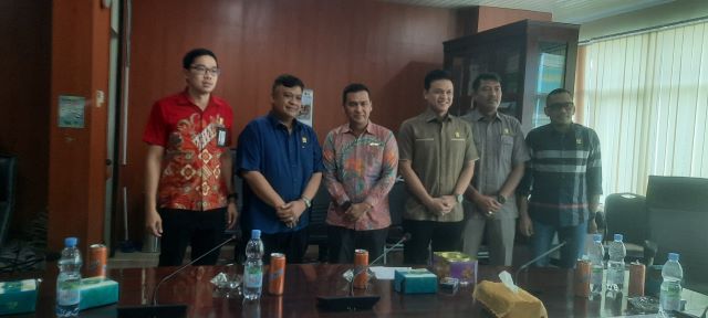 Komisi III DPRD Medan foto bersama dengan GM Hotel Adimulya usai RDP