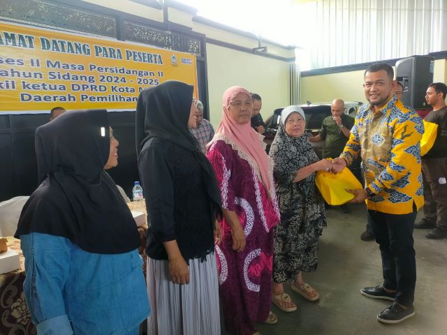 Wakil Ketua DPRD Medan, Hadi Suhendra, berikan souvenir usai gelaran Reses 2 Masa Sidang 2 TA 2025 di Belawan