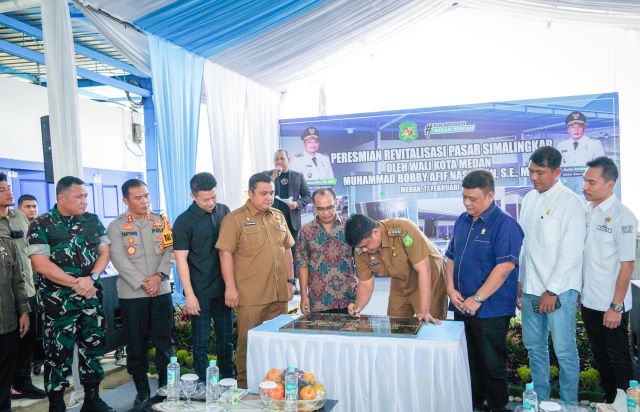 Wali Kota Medan, Bobby Nasution, Teken prasasti saat meresmikan Pajak Simalingkar