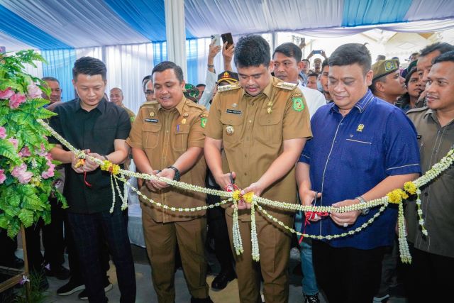 Wali Kota Medan, Bobby Nasution, gunting pita resmikan Pajak Simalingkar