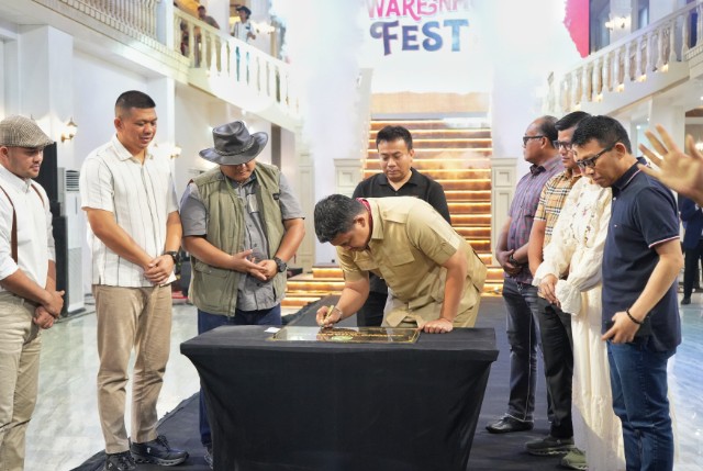 Wali Kota Medan, Bobby Nasution, teken prasasti peresmian Gedung Warenhuis