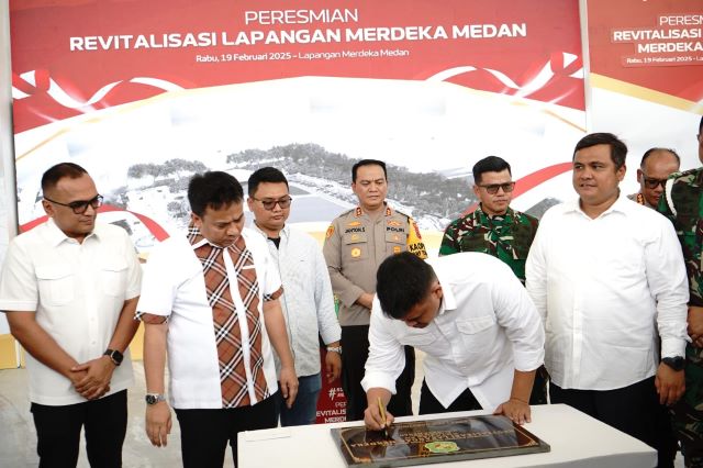 Wali Kota Medan, Bobby Nasution, teken prasasti peresmian Lapangan Merdeka Medan